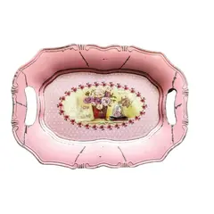 Foto de um(a) Bandeja Pink N Flowers 90'S, da categoria de Bandejas. Bandeja rosa em resina com pátina desgastada com estampa floral, década de 1990. 38 cm de largura, 26,5cm de profundidade e... Vendido no marketplace Trésors.