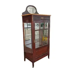 Foto de um(a) ​Belissima e antiga cristaleira vitrine em madeira nobre ao estilo Art Nouveau, da categoria de Cristaleiras. Belíssima e antiga cristaleira vitrine em madeira nobre, comumente associada ao estilo Art Nouveau ou mobiliário clássico... Vendido no marketplace Trésors.