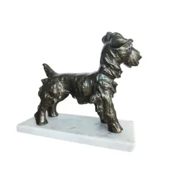 Foto de um(a) Escultura Schnauzer Cerâmica e Mármore, da categoria de Escultura. Schnauzer em cerâmica com pátina bronze e banho de vidro líquido (resina), base em mármore branco. Peça única pelo designer... Vendido no marketplace Trésors.