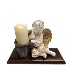 Foto de um(a) Castiçal Anjo em Resina Italiana e Imbuia, Década de 1980, da categoria de Castiçais. Castiçal anjo em resina italiana, com bata envelhecida, asas e cabelo com folha de ouro, coluna corintia serve como castiçal... Vendido no marketplace Trésors.