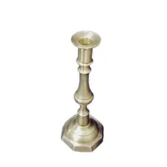 Foto de um(a) Castiçal em Latão Polido, Década de 1960, da categoria de Castiçais. Castiçal em latão polido, década de 1960.A: 25 cm / Diâmetro da boca: 4,5 cm / Diâmetro da base: 10 cm Peso: 352 g. Vendido no marketplace Trésors.