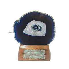 Foto de um(a) Luminária Ágata Azul, da categoria de Abajures. Luminária de mesa feita com troféu dos anos 1980 com lâmina de ágata, borda folhada a ouro e base de madeira com soquete e... Vendido no marketplace Trésors.