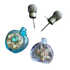 Foto de um(a) Antigo Par De Perfumeiros Franceses Com Pedras, da categoria de Perfumeiros. Lindos e delicados. Feitos à mão. Vendido no marketplace Trésors.