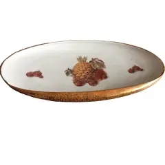 Foto de um(a) Antigo Centro De Mesa Prato Em Porcelana Real Com Frutas, da categoria de Travessas e tigelas. Porcelana antiga, borda dourada trabalhada com ouro. Em perfeito estado. Altura: 4cmComprimento: 27cmProfundidade: 15cm. Vendido no marketplace Trésors.