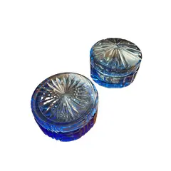Foto de um(a) Antigo Par Caixas Porta Jóias Cristal Tcheco Azul Art Deco, da categoria de Porta-Jóias. ~ Bohemia Glass ~Antigo e incrível par de caixas decorativas/porta jóias em cristal doublé Tcheco, primorosa lapidação... Vendido no marketplace Trésors.