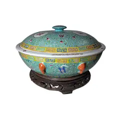 Foto de um(a) Tigela com tampa/sopeira em rico e vibrante padrão oriental, da categoria de Travessas e tigelas. Linda peça em porcelana com motivos orientais e suas cores características em fundo turquesa e detalhes em rosa, coral e... Vendido no marketplace Trésors.