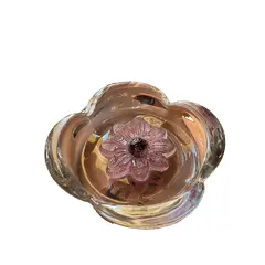Foto de um(a) Antiga Escultura Flor Em Cristal Bowl Decorativo Daum Nancy, da categoria de Centro de mesa. ~ Daum Nancy ~Antigo e luxuoso bowl artístico em bloco maciço de cristal francês, decoração central com flor lapidada à mão.... Vendido no marketplace Trésors.
