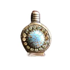 Foto de um(a) Antigo Pequeno Perfumeiro De Coleção Com Pedras, da categoria de Perfumeiros. Pequeno perfumeiro feito a mão. Usado antigamente para levar no bolso para viagens. Item de colecionador. Mede aprox 5cm. Vendido no marketplace Trésors.