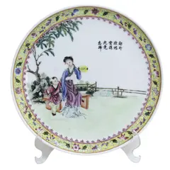 Foto de um(a) Antigo prato oriental com selo vermelho, da categoria de Pratos Decorativos. Antigo e raro prato oriental, em sólida porcelana com fina pintura manual de cenas típicas, figura bem expressiva e... Vendido no marketplace Trésors.