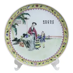 Foto de um(a) Prato oriental com selo vermelho, da categoria de Pratos Decorativos. Antigo e raro prato oriental, em sólida porcelana com fina pintura manual de cenas típicas, figura bem expressiva e... Vendido no marketplace Trésors.