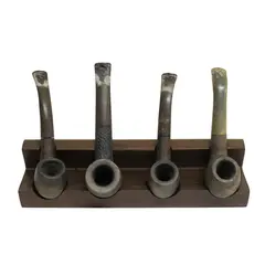 Foto de um(a) Conjunto de 4 quatros cachimbos ao gosto Jean Gilon, da categoria de Cachimbos. Antigo conjunto de quatro cachimbos, no suporte original em madeira nobre ao gosto Jean Gilon, sendo um em madeira com... Vendido no marketplace Trésors.