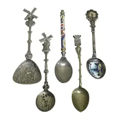 Foto de um(a) Conjunto de 5 colherinhas metal, da categoria de Colheres. Conjunto de 5 colherinhas em metal prateado, trazidas como souvenir de varias regiões da Europa e Estados Unidos. Medida 13... Vendido no marketplace Trésors.