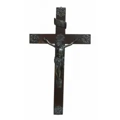 Foto de um(a) Crucifixo em madeira nobre, da categoria de Objetos religiosos e espirituais. Crucifixo em madeira nobre com apliques em metal dourado e corpo de Cristo também em metal dourado, com riqueza de detalhes.... Vendido no marketplace Trésors.