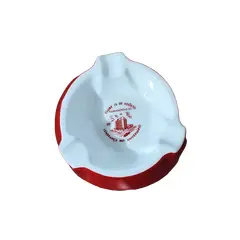 Foto de um(a) Cinzeiro Porcelana Steatita, Década de 1960, da categoria de Cinzeiros e coletores. Cinzeiro de mesa em porcelana branca com moldura em vermelho e o logo do clube 12 de agosto, fundado em 12 de agosto de 1872... Vendido no marketplace Trésors.