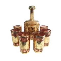 Foto de um(a) Conjunto Indiano Anos 70, da categoria de Jogos de taças e copos. Conjunto indiano e folheado a ouro, 6 copos em vidro (made in korea) e 1 garrafa em cristal âmbar com pintura floral para... Vendido no marketplace Trésors.