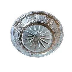 Foto de um(a) Antigo Cinzeiro Em Fino Cristal Tcheco Lapidado À Mão, da categoria de Cinzeiros. Ricamente lapidado à mão, com o fundo estrelado. Impecável. Meados do século XX. Altura 5cmDiâmetro 12cm. Vendido no marketplace Trésors.