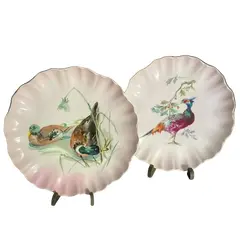 Foto de um(a) Antigo Par De Pratos Medalhões Porcelana Limoges Jean Pouyat, da categoria de Pratos Decorativos. Jean Pouyat - Limoges. Antigo par de pratos medalhões em porcelana artística, ricamente pintados à mão. Da renomada... Vendido no marketplace Trésors.