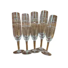 Foto de um(a) Antigo Conjunto com 05 Taças Para Champanhe Em Cristal Tcheco, da categoria de Jogos de taças e copos. Antigo e fino conjunto com cinco (05) taças flores para champanhe. Cristal tcheco de excelente qualidade, com lindo brilho... Vendido no marketplace Trésors.