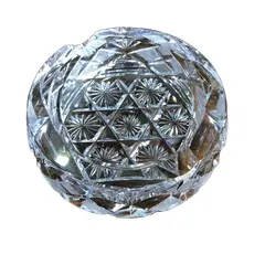 Foto de um(a) Antigo Lindo Cinzeiro Em Fino Cristal Tcheco Lapidado À Mão, da categoria de Cinzeiros. Ricamente lapidado à mão, com o fundo estrelado. Impecável. Meados do século XX. Altura 4cmDiâmetro 9cm. Vendido no marketplace Trésors.