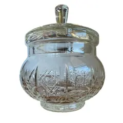 Foto de um(a) Antiga Grande Caixa Potiche Bomboniere Cristal Tcheco, da categoria de Garrafas, potes e jarros. Antiga e fina caixa bomboniere em cristal Tcheco, toda lapidada à mão. Fundo estrelado. Peça versátil e muito decorativa,... Vendido no marketplace Trésors.