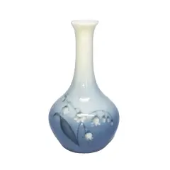 Foto de um(a) Antigo Lindo Vasinho Art Deco Porcelana Royal Copenhagen, da categoria de Vasos. Royal Copenhagen. Vasinho decorativo em porcelana dinamarquesa, com linda coloração e decoração de flores, da famosa e muito... Vendido no marketplace Trésors.