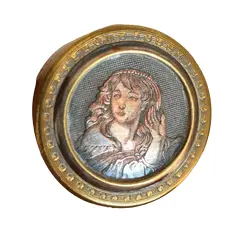 Foto de um(a) Antiga Pequena Caixinha Porta Anel Bronze Francês, da categoria de Porta-Jóias. Antiga pequena caixinha porta jóias ou comprimidos, em bronze feita à mão, peça de artista, com muita riqueza de detalhes.... Vendido no marketplace Trésors.