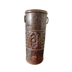 Foto de um(a) Vaso em Cobre, Década de 1970, da categoria de Vasos. Vaso em cobre rebatido com motivo floral com duas argolas nas laterais, década de 1970. A: 28,5 cm / Diâmetro: 11,5 cm... Vendido no marketplace Trésors.