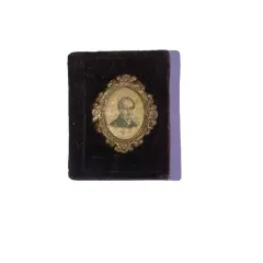 Foto de um(a) Arte Sacra Antiga Caixinha Porta Rosário Em Veludo Italiano, da categoria de Objetos religiosos e espirituais. Antiga caixinha porta rosário em veludo italiano com medalhão. Meados do século XX. Mede aprox 5cm. Vendido no marketplace Trésors.