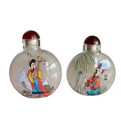 Foto de um(a) Antigo Raro Par De Perfumeiros Snuff Bottle Oriental, da categoria de Perfumeiros. Snuff Bottle, antigos frascos/perfumeiros orientais delicadamente pintados à mão, cada lado da peça tem uma decoração... Vendido no marketplace Trésors.