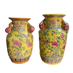 Foto de um(a) Antigo Raro Par Vaso Jarro Oriental Em Porcelana Japonesa, da categoria de Vasos. Antigo e especial par de vasos orientais em porcelana artística japonesa. Ricamente pintados à mão, decoração com flores e... Vendido no marketplace Trésors.