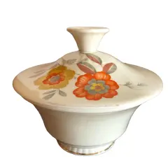 Foto de um(a) Antiga Caixa Porta Jóias Em Fina Porcelana Alemã Tiefenfurt, da categoria de Cestos e Caixas. Antiga caixa porta jóias em fina porcelana alemã com linda decoração floral, marca da manufatura na tampa e na base. Medidas... Vendido no marketplace Trésors.