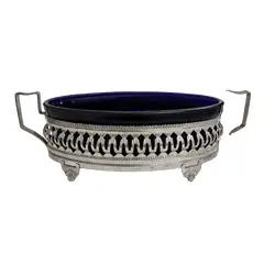 Foto de um(a) Centro de Mesa Anos 70, da categoria de Centro de mesa. Centro de mesa em latão elíptico e rendado com 4 pés e tudo com banho de prata, parte interna de vidro (original) azul... Vendido no marketplace Trésors.