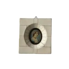 Foto de um(a) Antigo Quadro Camafeu Portrait Miniature Pintura Óleo Marfim, da categoria de Objetos de parede. Antigo quadrinho camafeu (Portrait Miniature). Armação em marfim, com lindo busto de dama pintado à mão em folha de marfim.... Vendido no marketplace Trésors.