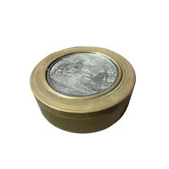 Foto de um(a) Antiga Caixa Porta Joias Artístico Bronze E Prata Assinado, da categoria de Porta-Jóias. Antiga caixa francesa porta joias em bronze trabalhado. Peça feita à mao e assinada.Super versátil e decorativa para um... Vendido no marketplace Trésors.