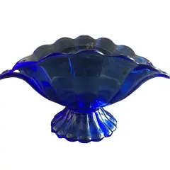 Foto de um(a) Antigo Centro De Mesa Francês Art Deco Vidro Azul, da categoria de Centro de mesa. Lindo e grande centro de mesa em fino vidro francês prensado e soprado. Década de 1950. Art Deco. Em perfeito estado. ... Vendido no marketplace Trésors.