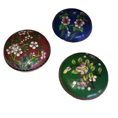 Foto de um(a) Antigas Caixinhas De Coleção Em Bronze Cloisonné, da categoria de Cestos e Caixas. Caixinhas em bronze com trabalho de esmalte feito a mão. Meados do século XX. Medem 5cm aproximadamente. Vendido no marketplace Trésors.