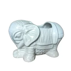 Foto de um(a) Cachepô Elefante Anos 90, da categoria de Cachepot. Cachepô formato de elefante em porcelana craquelada na cor branca, década de 1990. A: 12,5 cm / L: 20cm / P: 12 cmPeso: 704g. Vendido no marketplace Trésors.