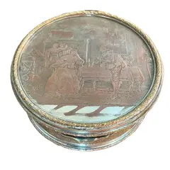 Foto de um(a) Antiga Rara Caixa Pozeira Porta Jóias Em Prata Francesa, da categoria de Cestos e Caixas. Antiga e fina caixa/porta jóias artístico em metal francês espessurado a prata. Detalhes em bronze doré com belíssimo... Vendido no marketplace Trésors.