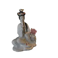 Foto de um(a) Geisha Oriental, da categoria de Modelos e estatuetas. Estatueta decorativa oriental em porcelana, representando uma geisha sentada. A peça destaca-se pela riqueza de detalhes na... Vendido no marketplace Trésors.