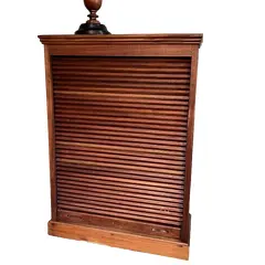 Foto de um(a) Móvel organizador porta de esteira, da categoria de Arquivos e Gaveteiros. Móvel organizador vertical estruturado em madeira natural com acabamento envernizado. Conta com fechamento frontal em porta... Vendido no marketplace Trésors.
