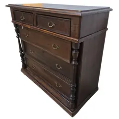 Foto de um(a) Cômoda Antiga Centenária em Madeira Maciça com Puxadores em Bronze, da categoria de Cômodas e Sapateira. Vendido no marketplace Trésors.
