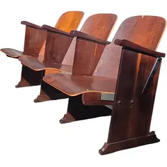 Foto de um(a) Cadeiras de Auditório Antigas Dobráveis em Madeira Nobre, da categoria de Outras cadeiras. Verdadeiro clássico da nostalgia urbana e do design funcional de época. Este conjunto em formato de trio (fileira com 3... Vendido no marketplace Trésors.
