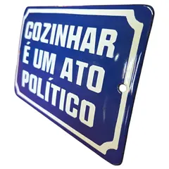 Foto de um(a) Antiga Placa de Metal Esmaltada, da categoria de Outros sinais. Traga charme, personalidade e uma pitada de contestação para o seu ambiente com esta belíssima placa decorativa esmaltada!. Vendido no marketplace Trésors.