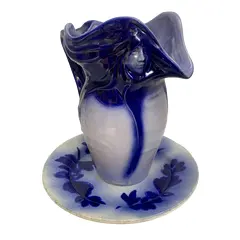 Foto de um(a) Jarra e prato em faiança alemã art nouveau 1900-1911, da categoria de Jarros. Jarra e prato em faiança alemã art nouveau entre anos 1900 a 1911 em azul cobalto medindo 38A x 35L com prato de 35Ø no mais... Vendido no marketplace Trésors.