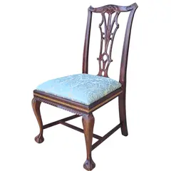 Foto de um(a) Cadeira Chippendale em Imbuia Maciça com Marchetaria e Assento Damasco Azul, da categoria de Outras cadeiras. Elegante cadeira de sala de jantar/reunião (cadeira de sem braços) confeccionada em imbuia maciça. A peça equilibra... Vendido no marketplace Trésors.
