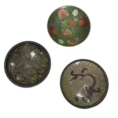 Foto de um(a) Antigos Pratos Decorativos Bowl Bronze Cloisonné - 3und, da categoria de Pratos Decorativos. Coleção com 3 pratinhos em bronze esmaltados à mão. Medem 9,5 cm / cada. Vendido no marketplace Trésors.