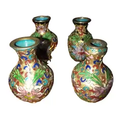Foto de um(a) Antiga Coleção Com 4 Vasinhos Miniatura Em Bronze Cloisonné, da categoria de Vasos. Antiga coleção com 4 lindos vasinhos diferentes, em bronze Cloisonné. Perfeitinhos Altura 5cm cada. Vendido no marketplace Trésors.
