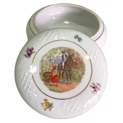 Foto de um(a) Antiga Pozeira Caixa Porta Jóias Porcelana Alemã Bavaria, da categoria de Cestos e Caixas. Bavaria - Schumann Arzberg. Antiga e linda pozeira, caixa porta jóias em porcelana artística alemã, decoração floral, com... Vendido no marketplace Trésors.