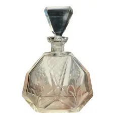 Foto de um(a) Antiga Garrafa Licoreira Art Deco Cristal Tcheco Karl Palda, da categoria de Garrafas. Karl Palda. Antiga e especial garrafa em cristal tcheco facetado, toda lapidada à mão. Delicada lapidação com flores.... Vendido no marketplace Trésors.
