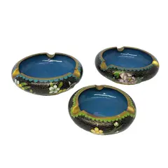 Foto de um(a) Antigo Trio De Cinzeiros Orientais Em Bronze Cloisonné, da categoria de Cinzeiros. Antigos e lindos cinzeiros orientais feitos à mão em Cloisonné. Decorados com flores e folhagens, com esmalte azul na parte... Vendido no marketplace Trésors.